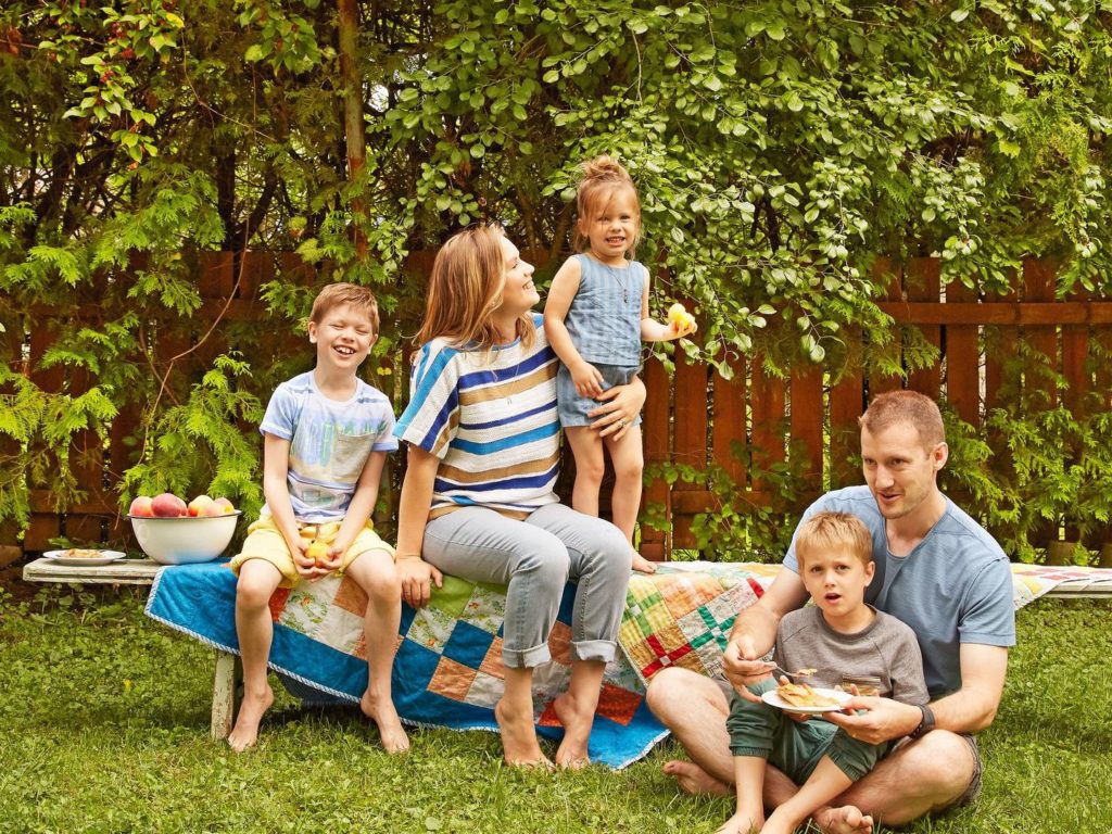 simple_bites_family_backyard-f4a417f2b8d1473b8683c4c8530bc752